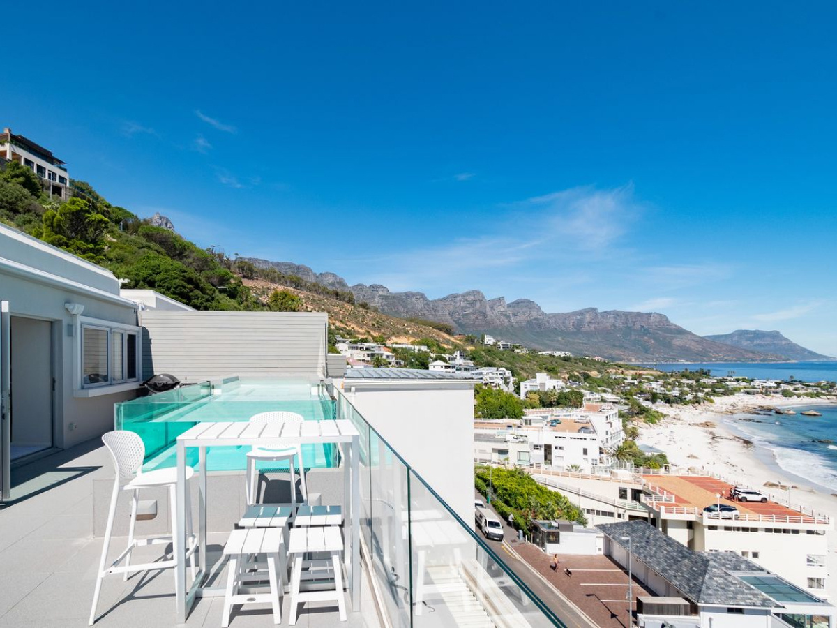 Do you prefer a sea view or a mountain view? In this stunning Clifton home, you’ve got both.