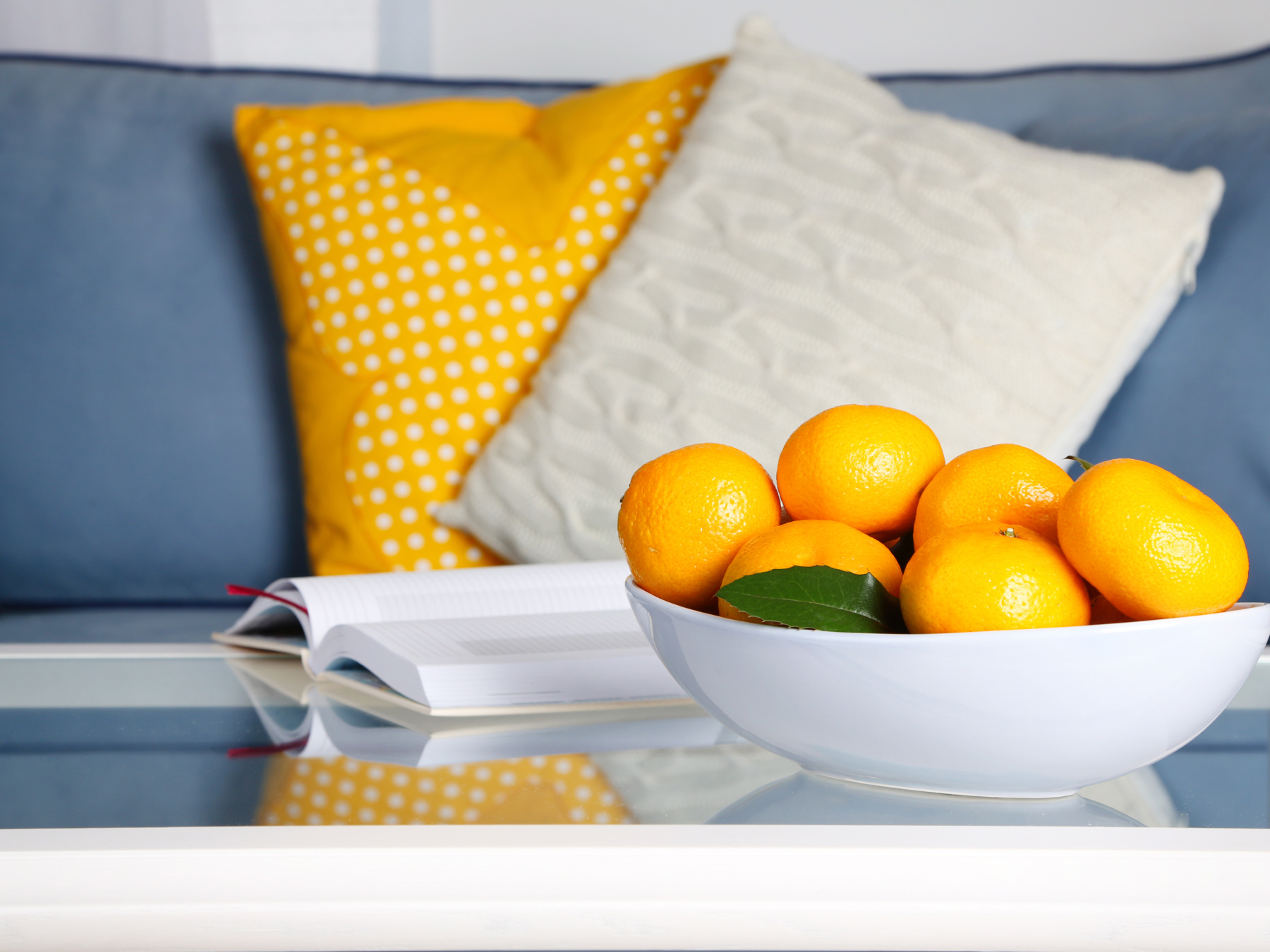 Fruit bowl with fresh tangerines