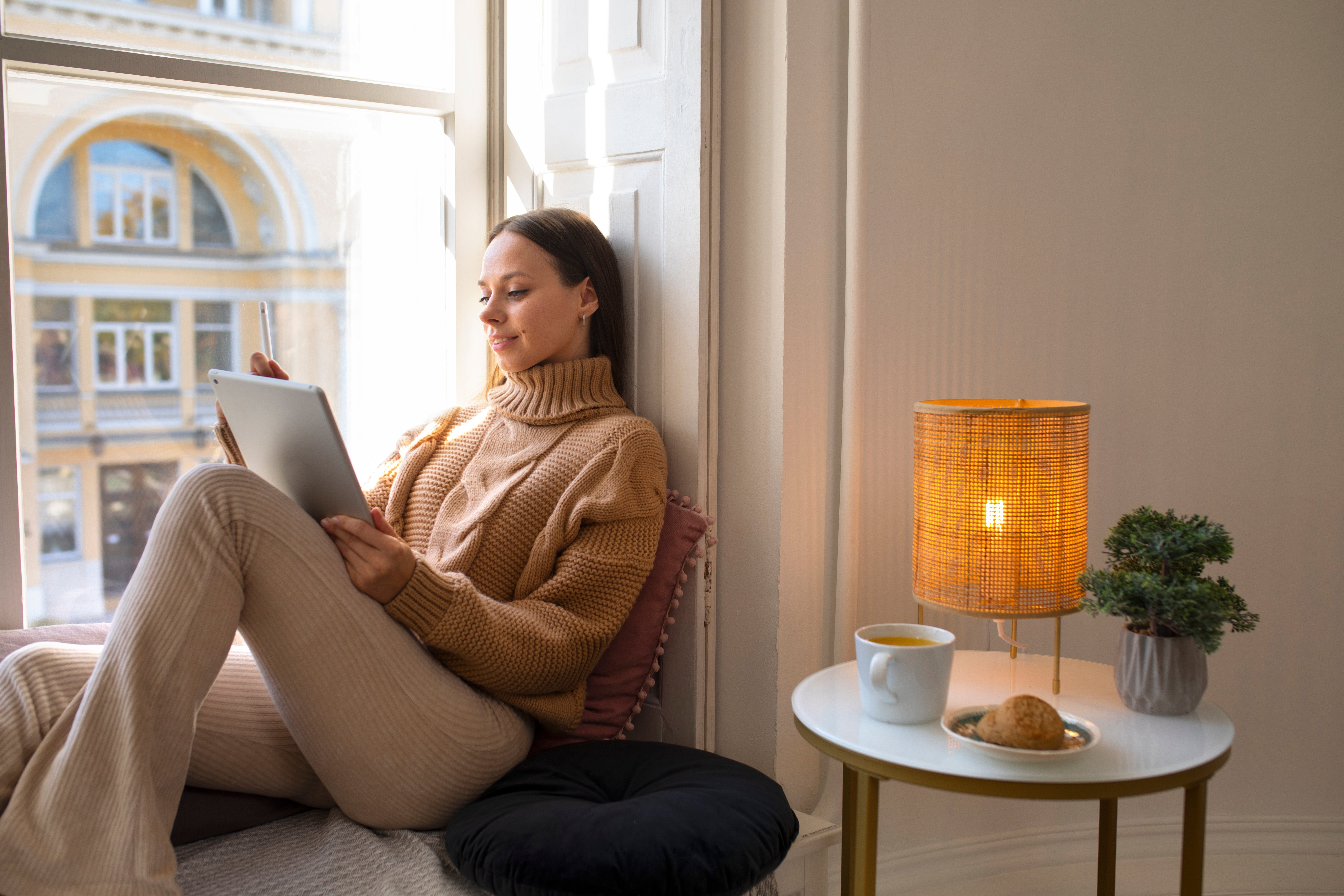 woman-reading-nook